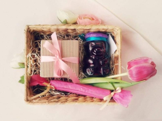 Что подарить коллегам на 8 марта: варианты на любой вкус и кошелек